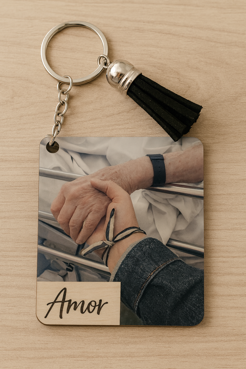 Llavero artesanal hecho a mano con grabado personalizado.