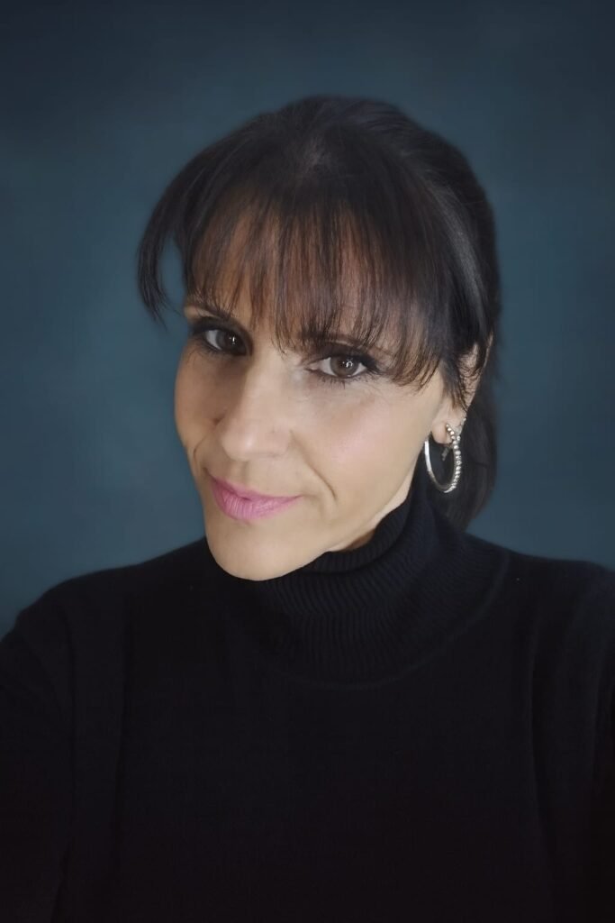 Rocío, fundadora de AdrocreA, creando artesanía personalizada