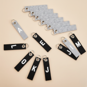 llavero de fieltro personalizado con inicial